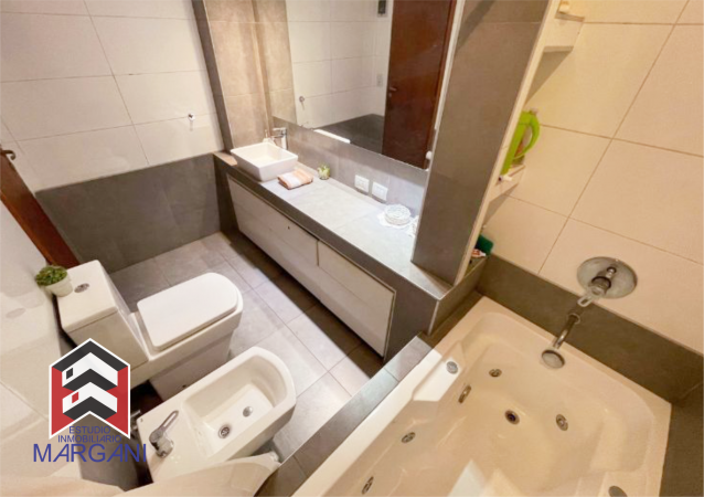 Excelente casa 5 AMB c/ Cochera + Jardin + Pileta