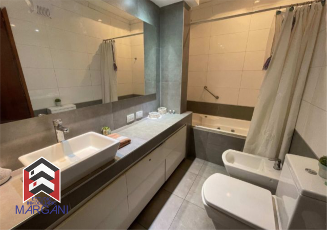 Excelente casa 5 AMB c/ Cochera + Jardin + Pileta