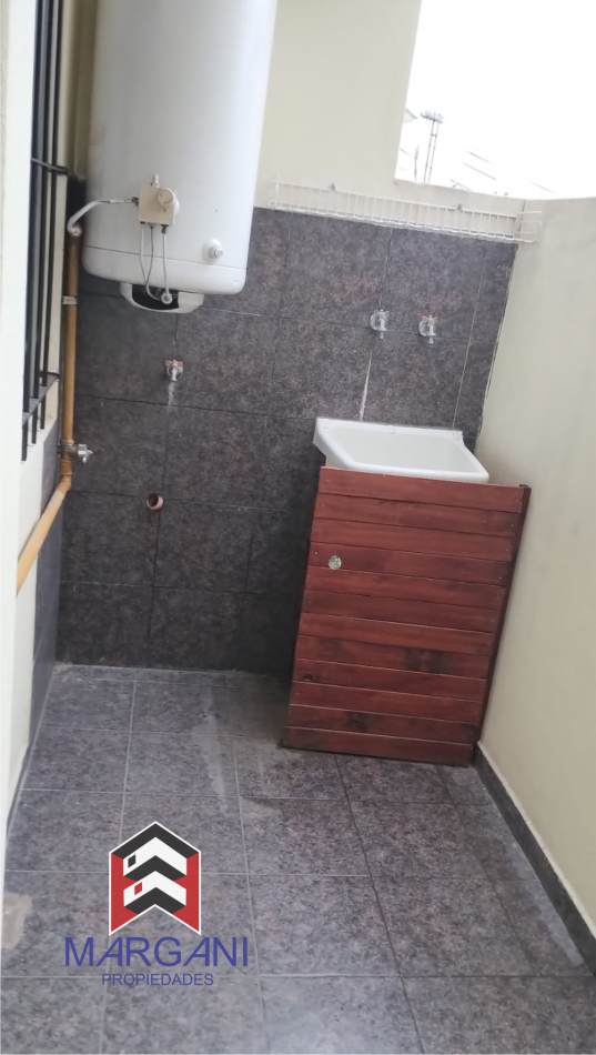 Excelente Departamento 2AMB 1° Piso al Frente c/ Balcon