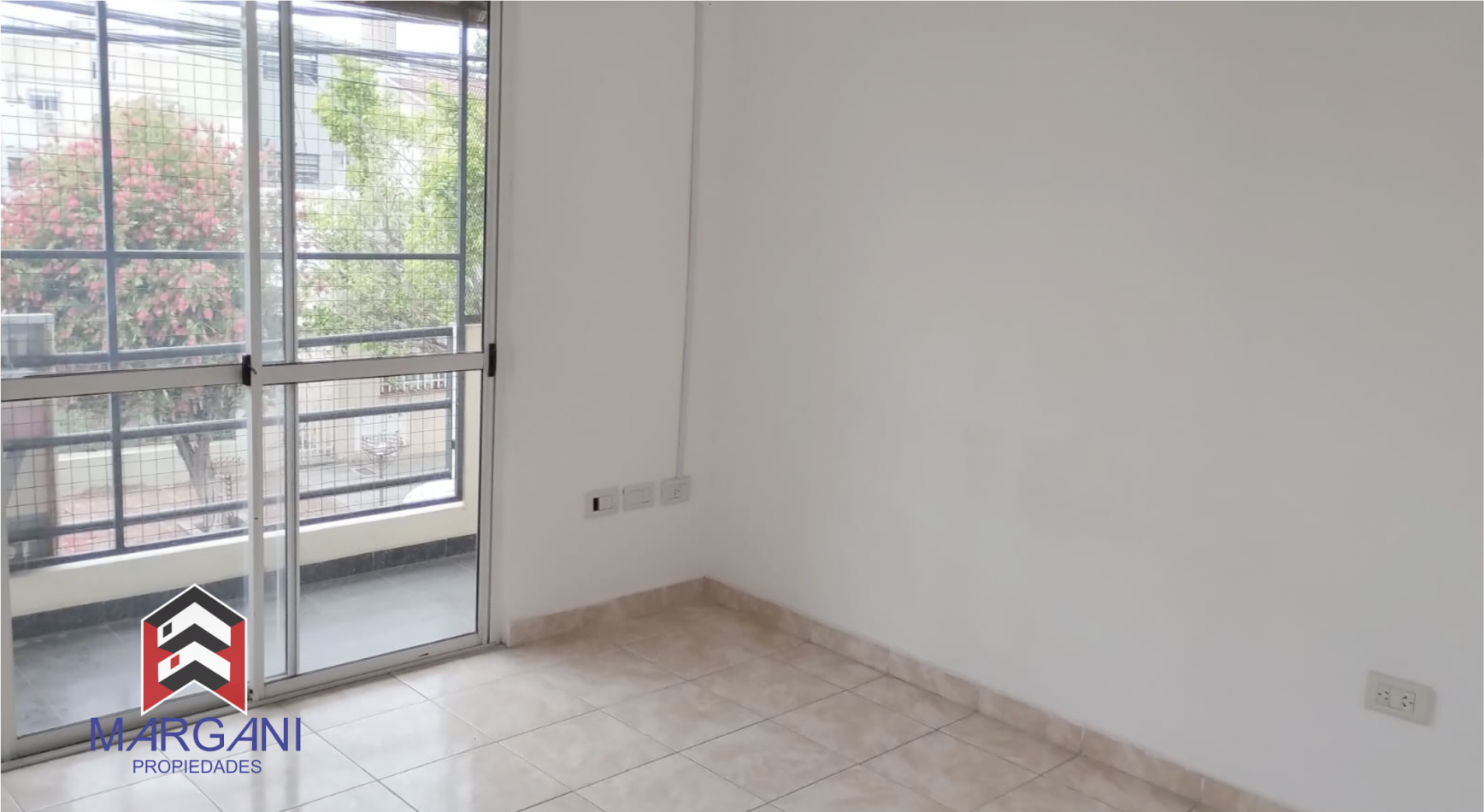 Excelente Departamento 2AMB 1° Piso al Frente c/ Balcon