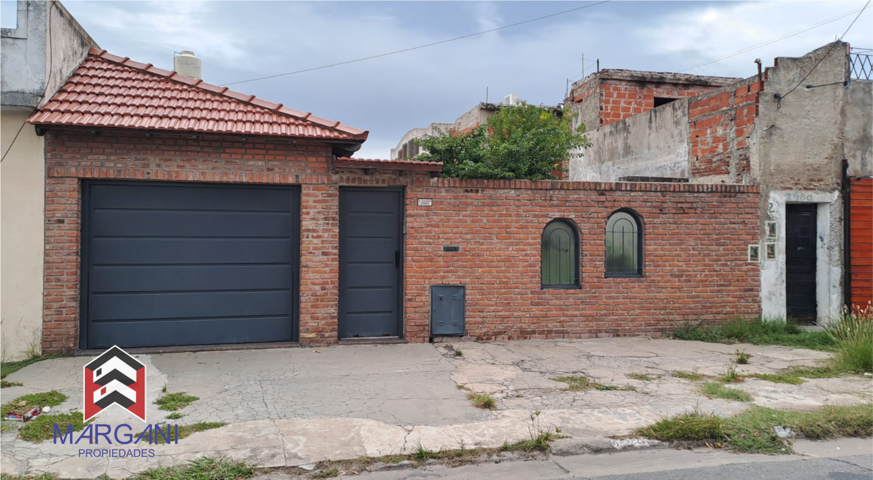 Excelente Casa 4AMB c/ Cochera cub. 3 autos + Jardin