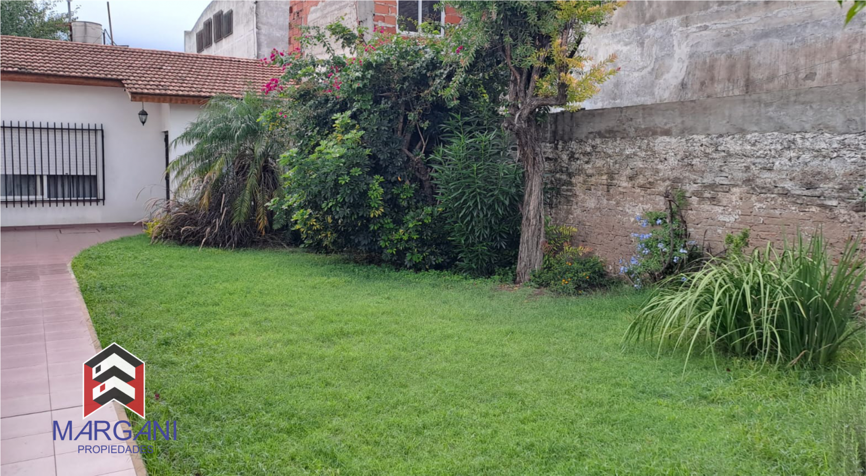 Excelente Casa 4AMB c/ Cochera cub. 3 autos + Jardin