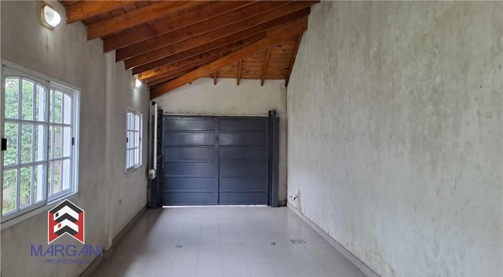 Excelente Casa 4AMB c/ Cochera cub. 3 autos + Jardin