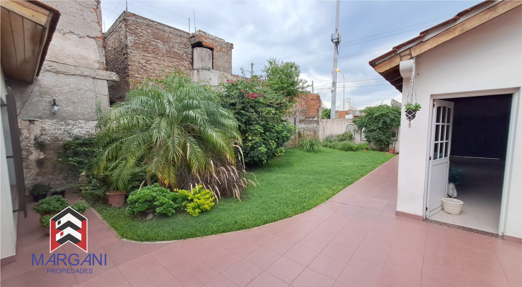 Excelente Casa 4AMB c/ Cochera cub. 3 autos + Jardin