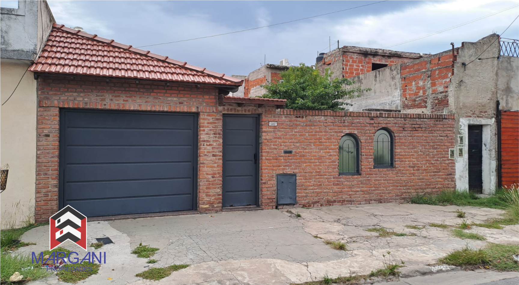 Excelente Casa 4AMB c/ Cochera cub. 3 autos + Jardin