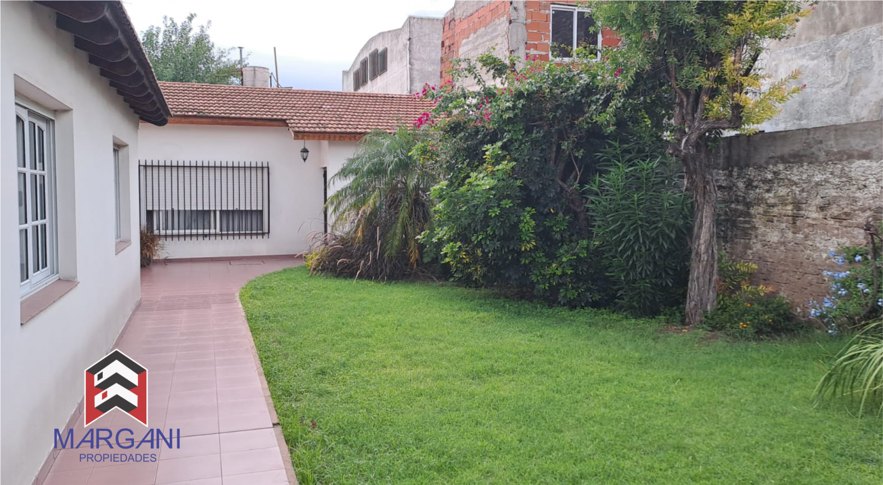 Excelente Casa 4AMB c/ Cochera cub. 3 autos + Jardin