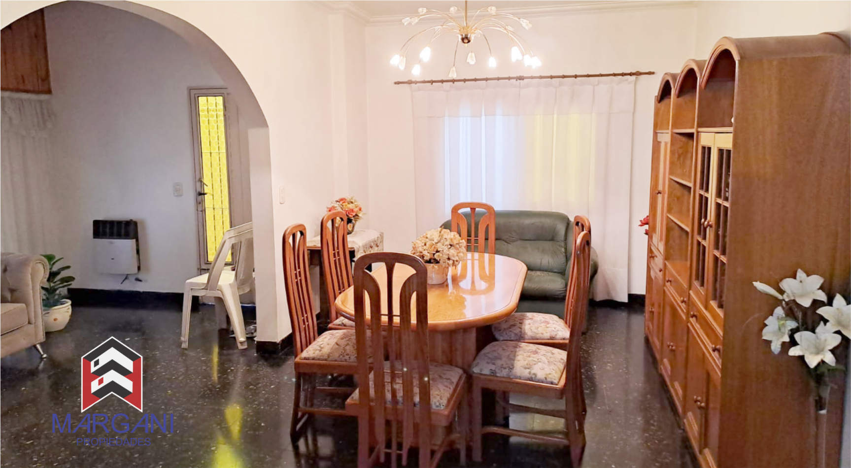 Excelente Casa 4AMB c/ Cochera cub. 3 autos + Jardin