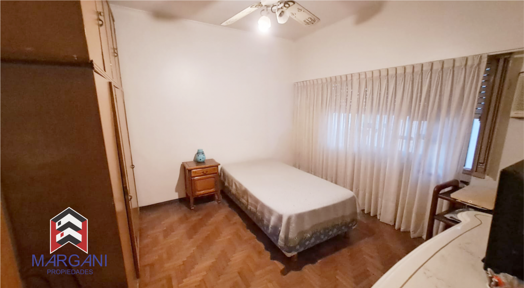 Excelente Casa 4AMB c/ Cochera cub. 3 autos + Jardin