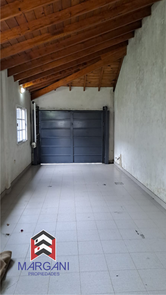 Excelente Casa 4AMB c/ Cochera cub. 3 autos + Jardin