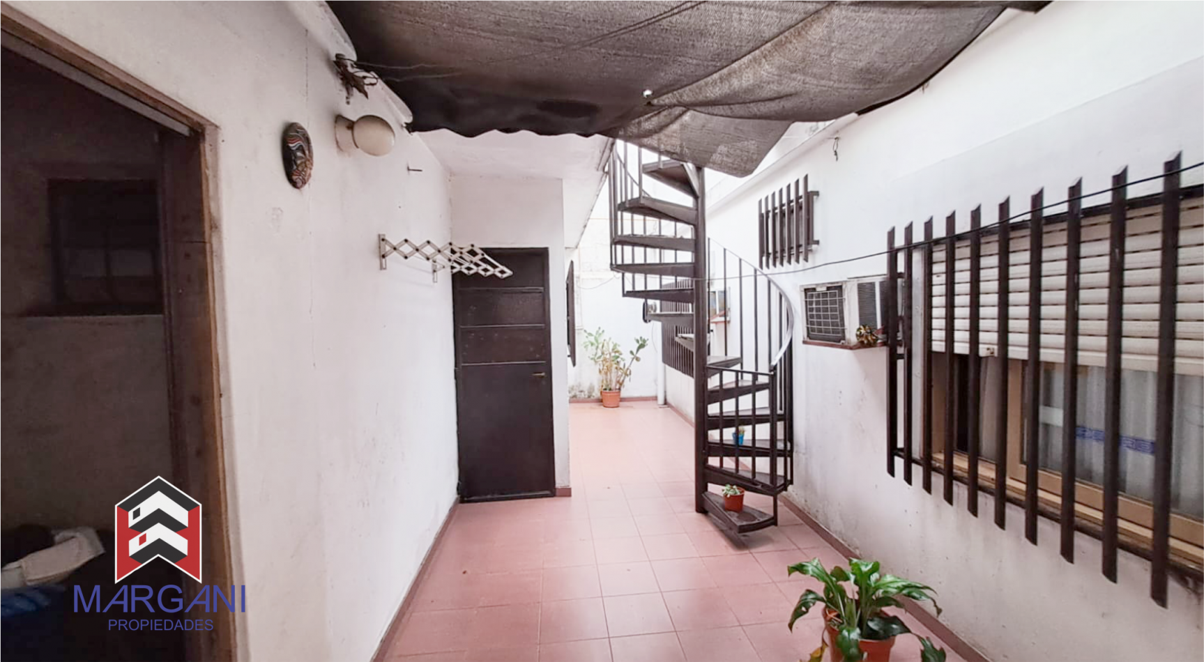 Excelente Casa 4AMB c/ Cochera cub. 3 autos + Jardin