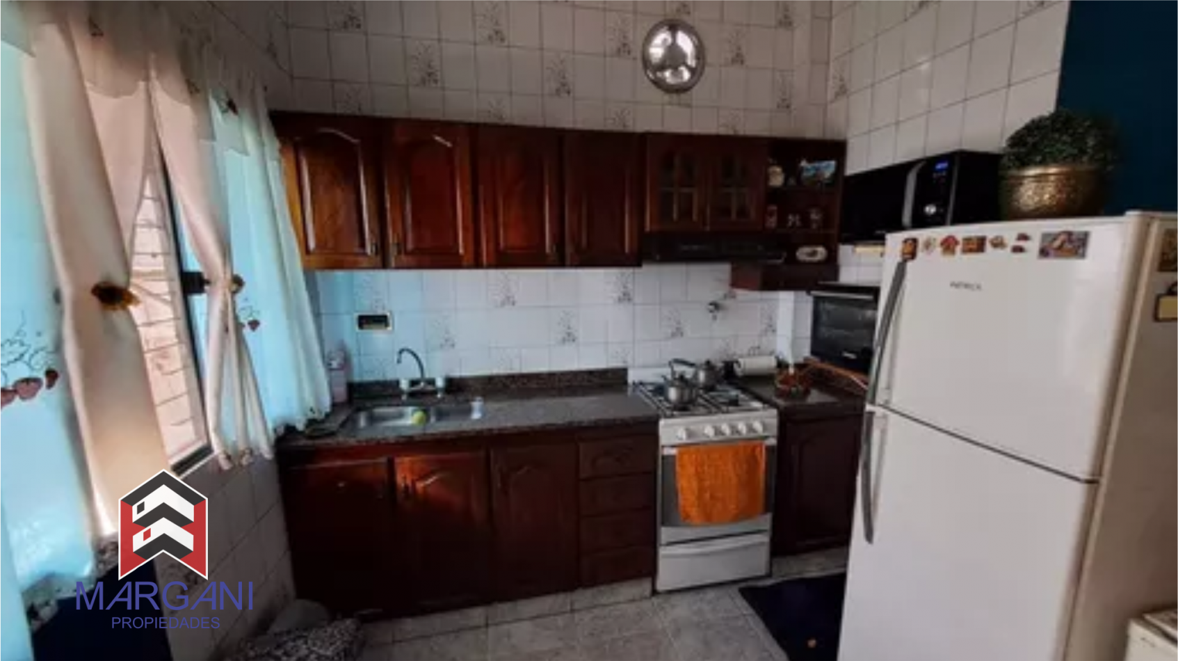 Excelente Casa de 6AMB C/ Cochera