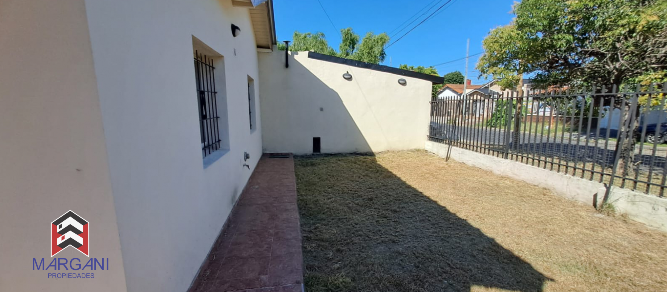 Excelente Casa 3 AMB c/ Cochera + Jardin