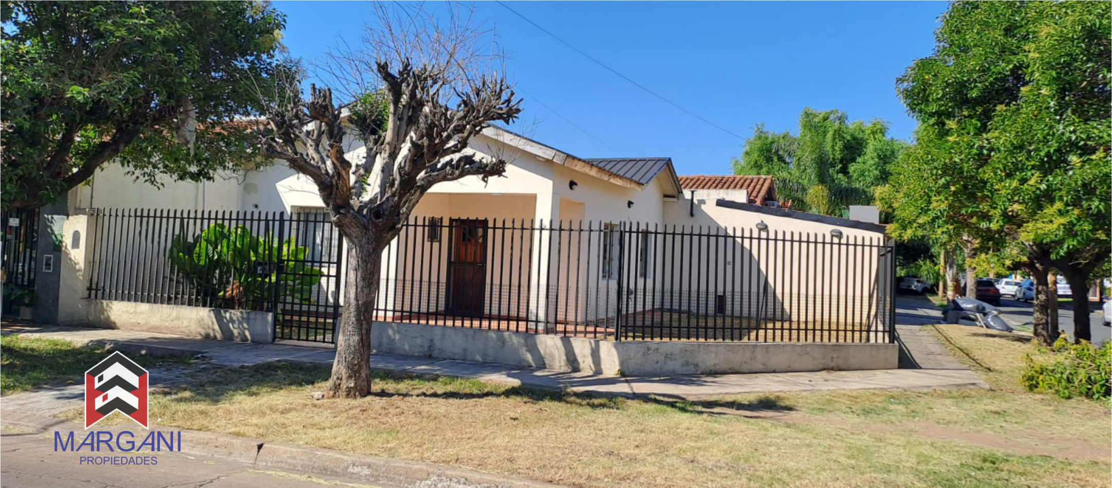Excelente Casa 3 AMB c/ Cochera + Jardin