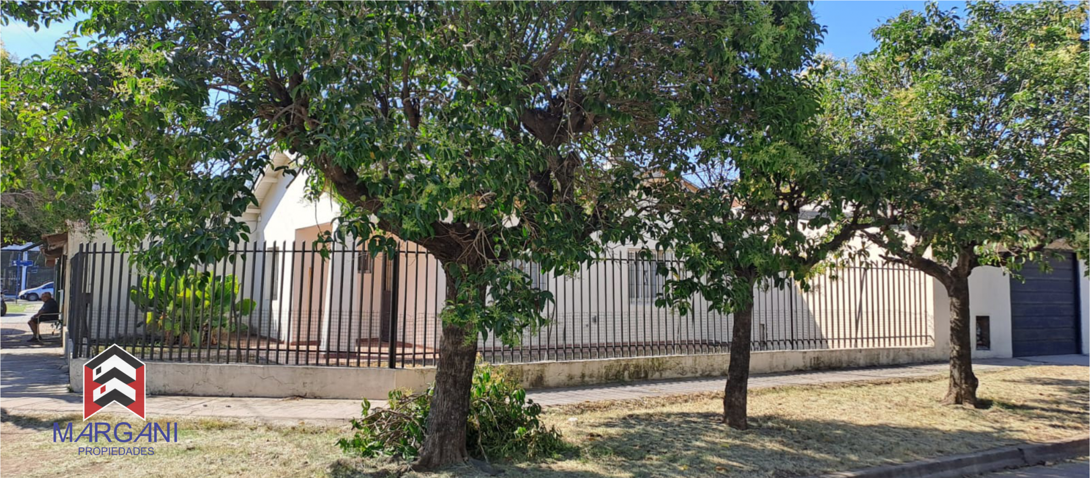 Excelente Casa 3 AMB c/ Cochera + Jardin