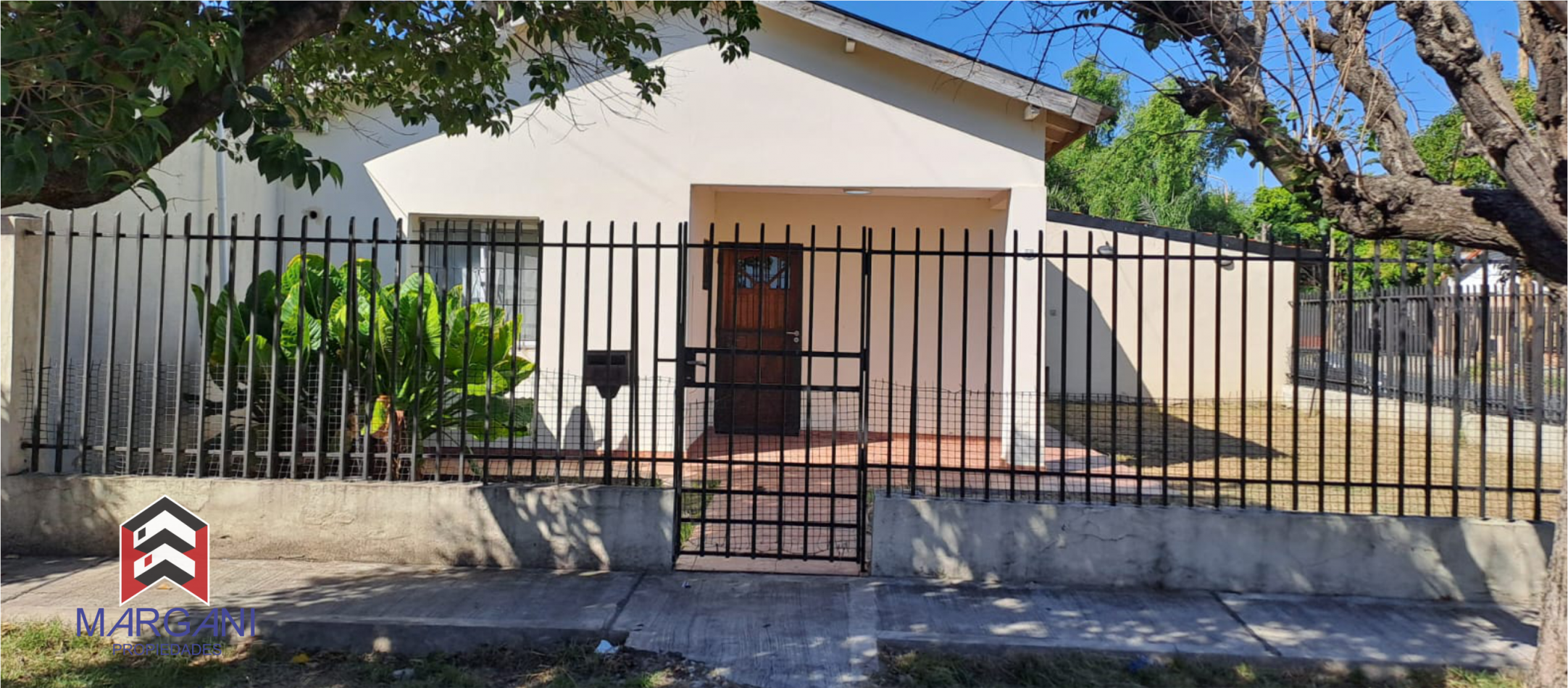 Excelente Casa 3 AMB c/ Cochera + Jardin